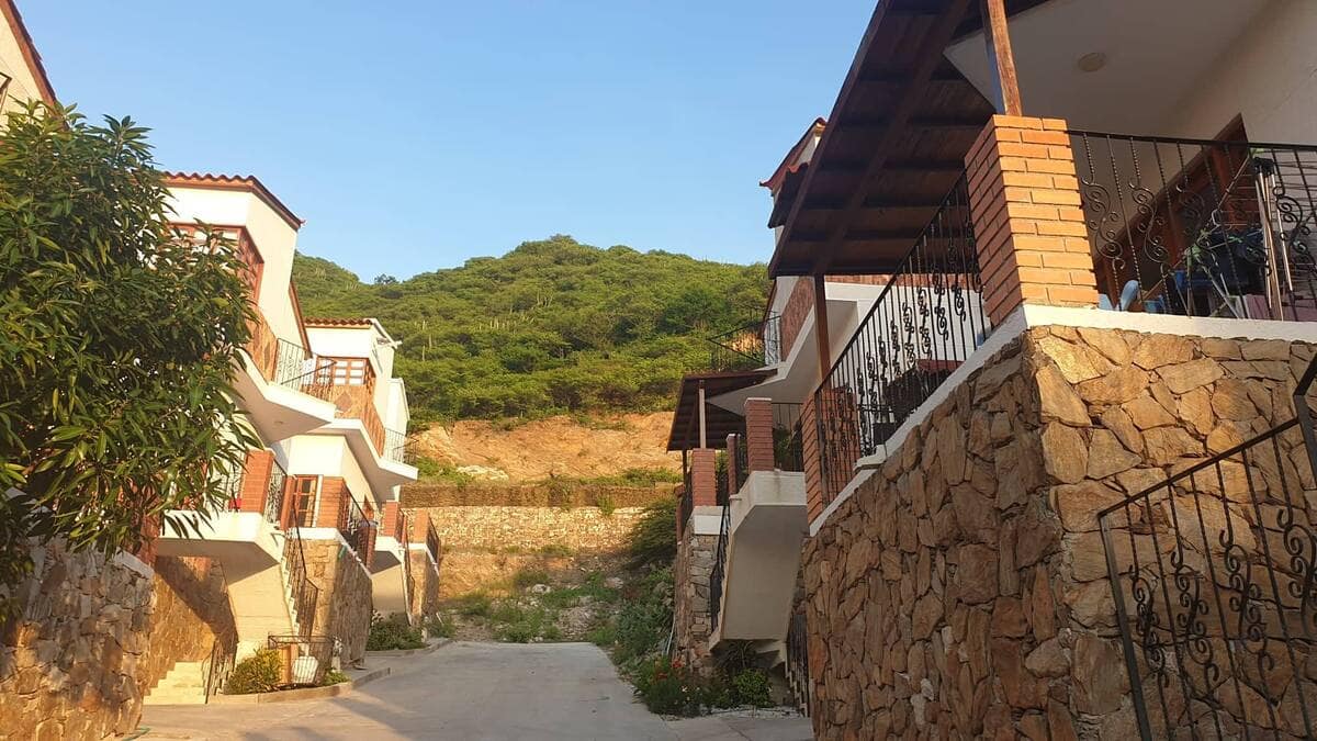 Vista a las cabañas — Villa Roca