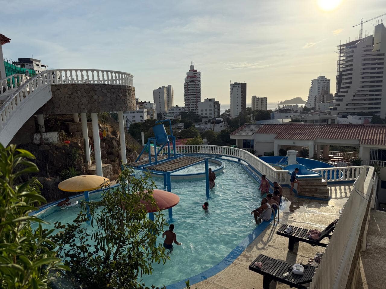Piscina con tobogán de Villa Roca con vista a El Rodadero y el mar al atardecer